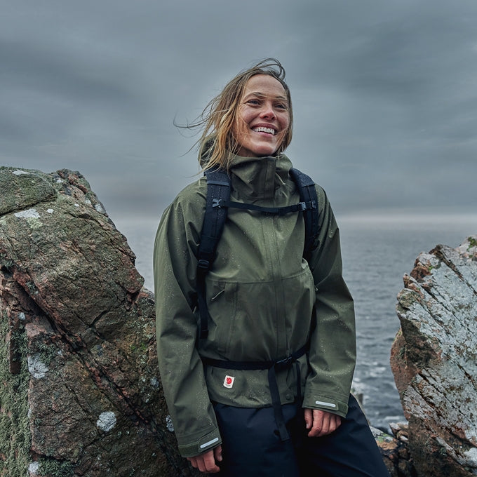Lietus jaka Fjallraven HC Hydratic Trail sieviešu Lietus jakas Vidējā slāņa jakas Virsjakas