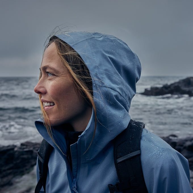 Lietus jaka Fjallraven HC Hydratic Trail sieviešu Lietus jakas Vidējā slāņa jakas Virsjakas
